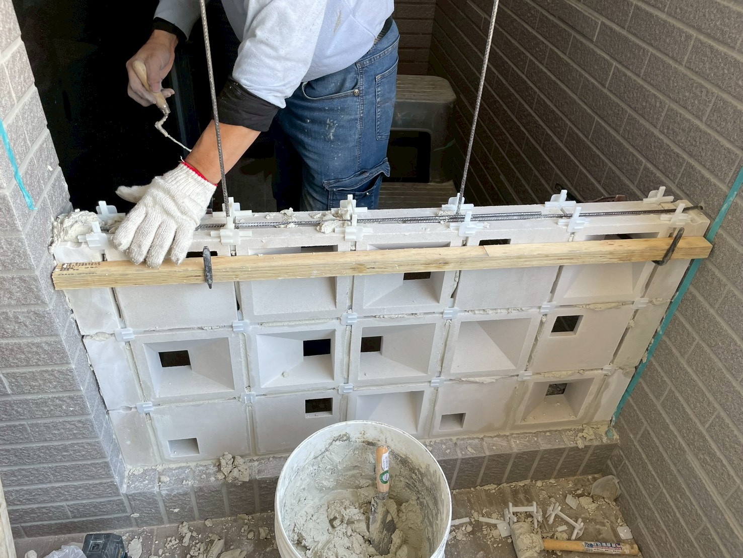 花格磚施工完整指南:砌磚工法六步驟:垂直水平校正